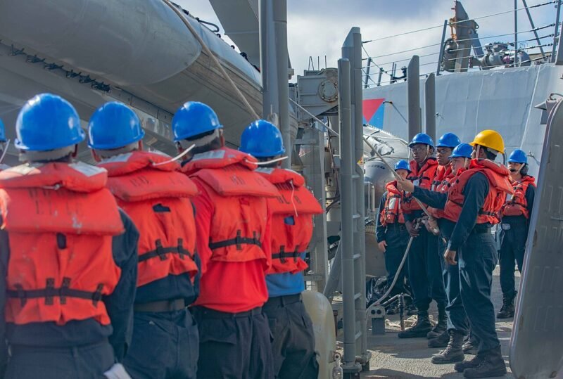 Ilustrasi personel menggelar latihan pencarian dan penyelamatan dengan perahu karet. (Foto: U.S. Navy, domain publik)
